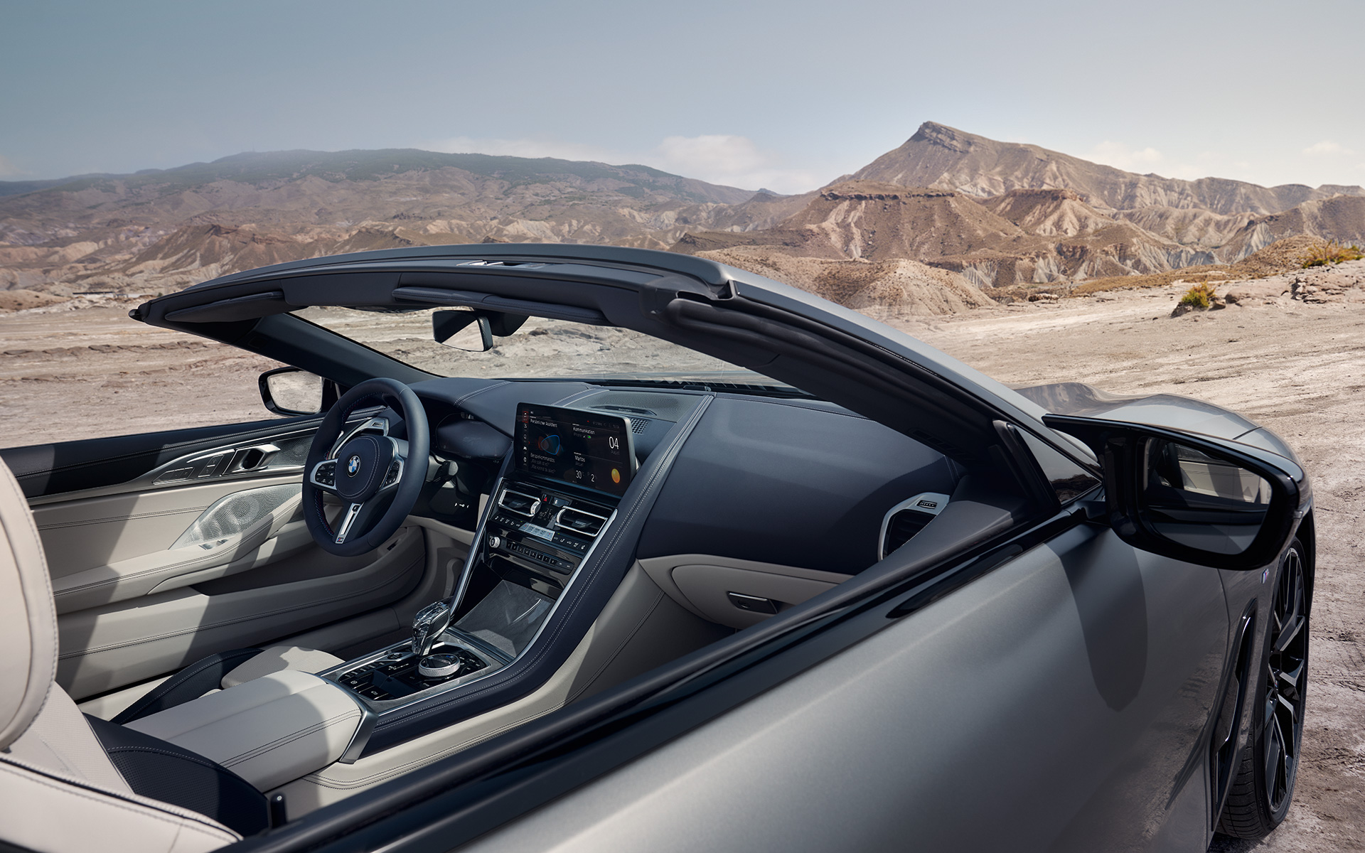 La nouvelle BMW M850i xDrive Cabrio G14 LCI restylage 2022 BMW Individual Frozen Pure Grey metallic, vue de l'habitacle à travers la capote ouverte