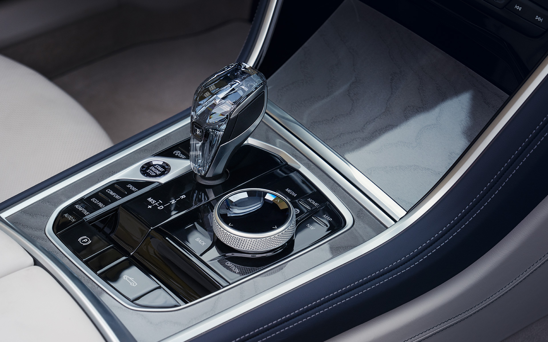 La nouvelle BMW M850i xDrive Cabrio G14 LCI restylage 2022 Sélecteur de vitesses avec applique en verre CraftedClarity, vue en gros plan