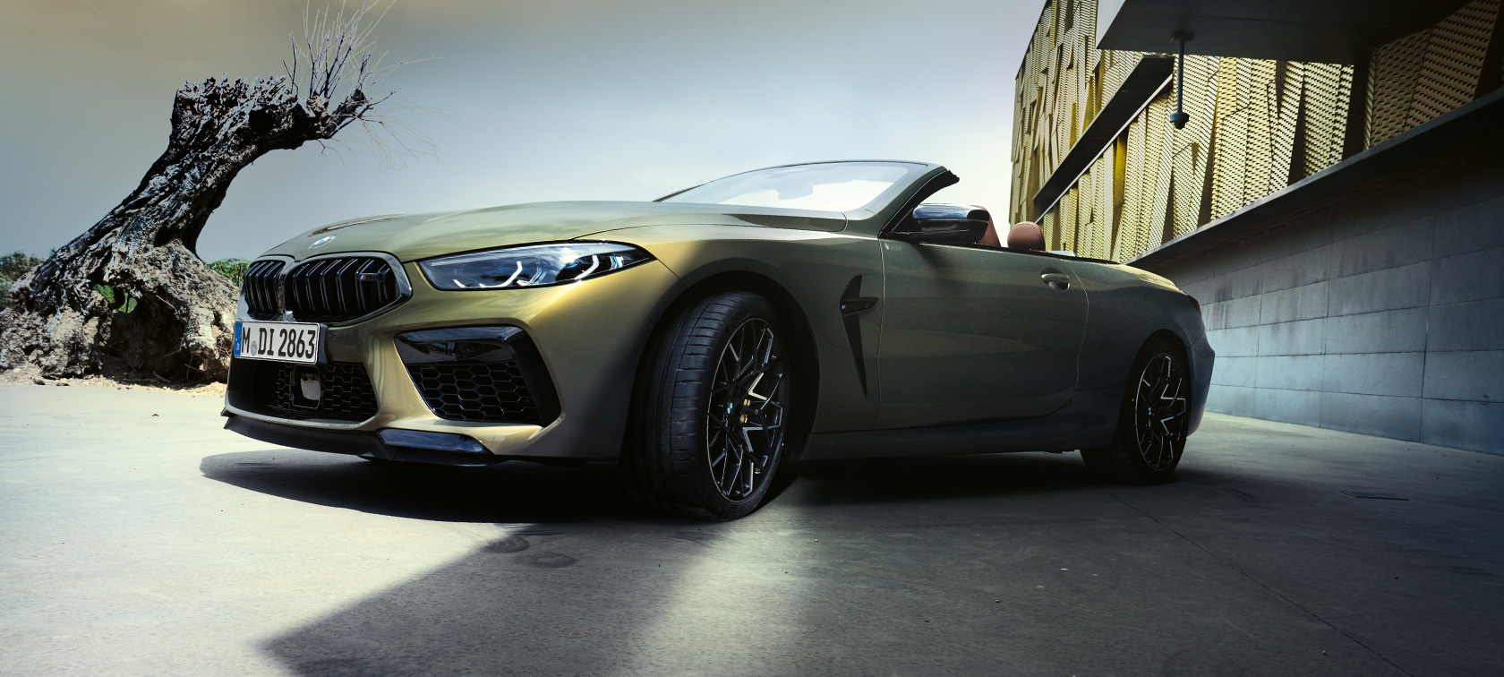 La nouvelle BMW M8 Competition Cabrio F91 LCI restylage 2022 BMW Individual Brass metallic vue de trois quarts avant vue en contre plongée