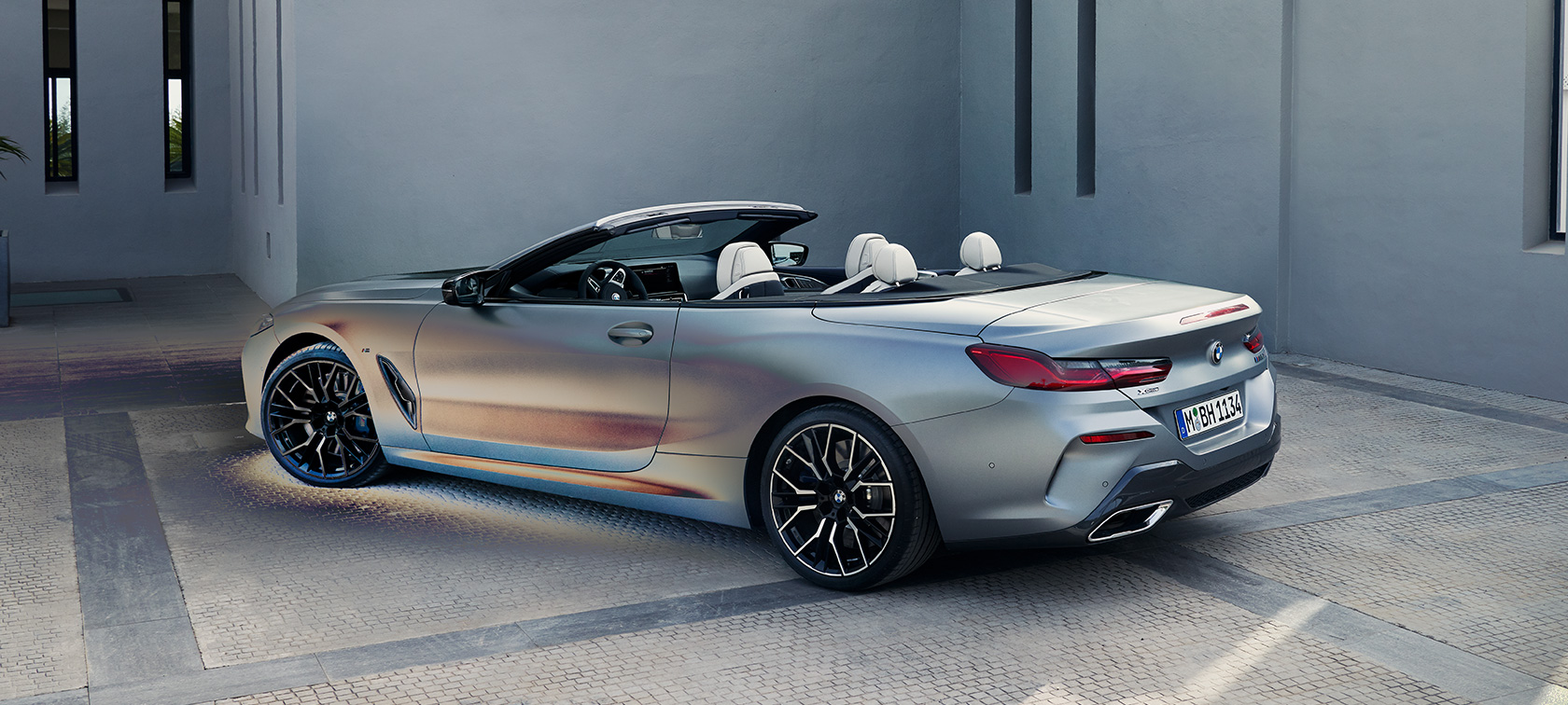 La nouvelle BMW M850i xDrive Cabrio G14 LCI Facelift 2022 BMW Individual Frozen Pure Grey metallic, vue de trois quarts arrière à l'arrêt
