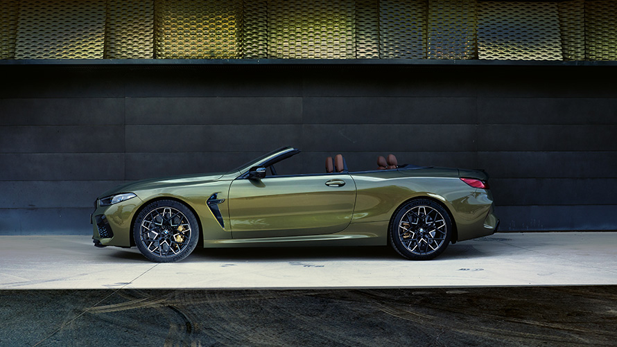 La nouvelle BMW M8 Competition Cabrio F91 LCI restylage 2022 BMW Individual Brass metallic Vue de profil sur scène Caractéristiques techniques