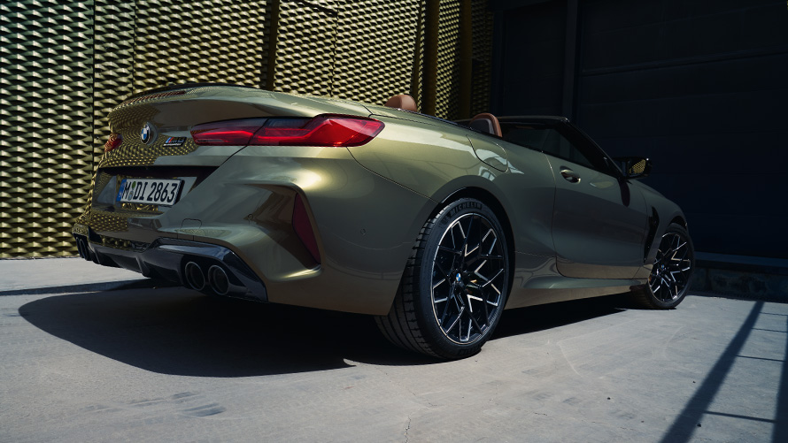 La nouvelle BMW M8 Competition Cabrio F91 LCI restylage 2022 BMW Individual Brass metallic vue de trois quarts arrière