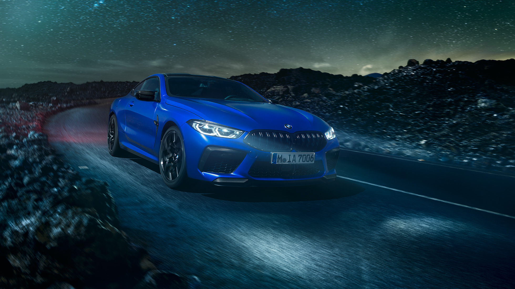 BMW M8 Competition Coupé. La première BMW M8 Competition Coupé en Marina Bay Blau metallic, vue de trois quarts face.