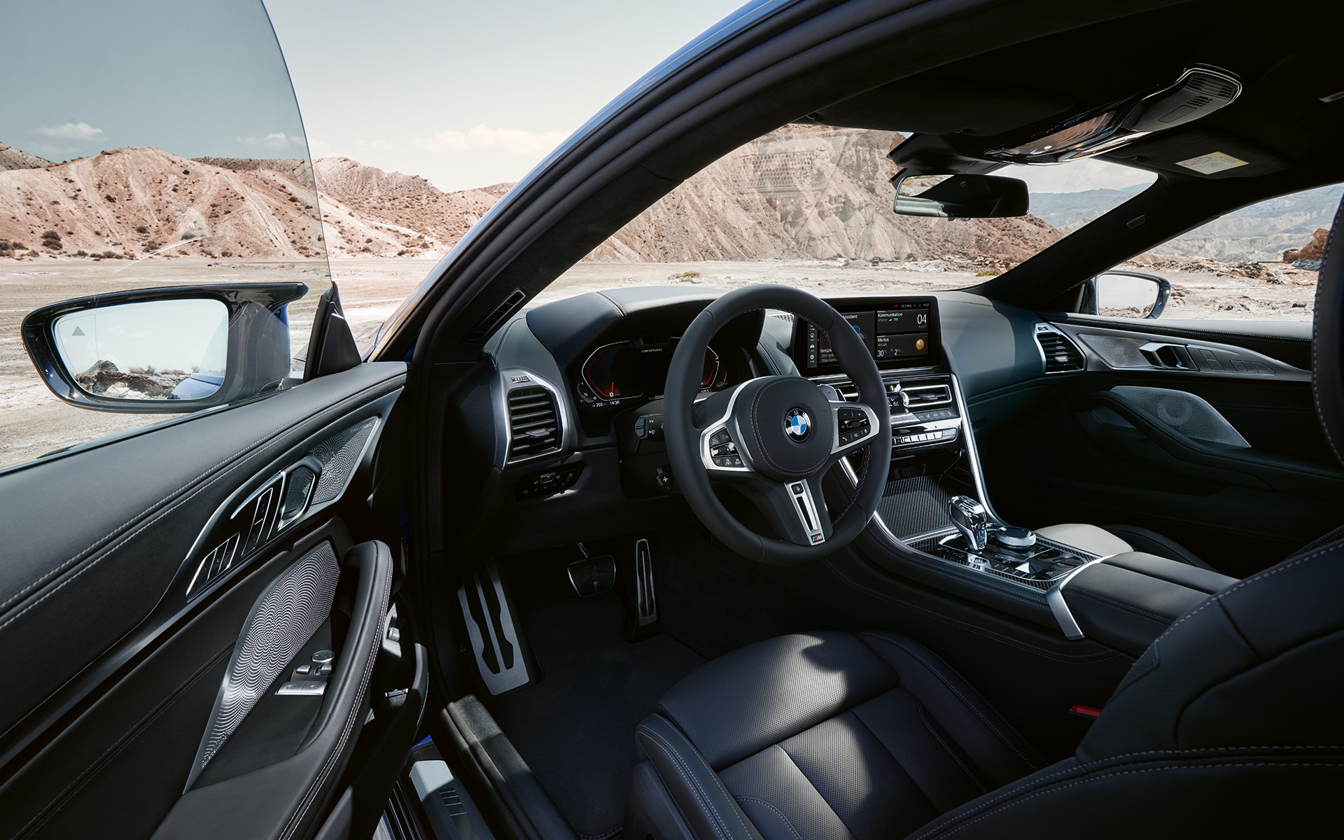 La BMW M850i xDrive Coupé G15 LCI Facelift 2022 poste de conduite orienté conducteur avec volant M en cuir, portière conducteur ouverte
