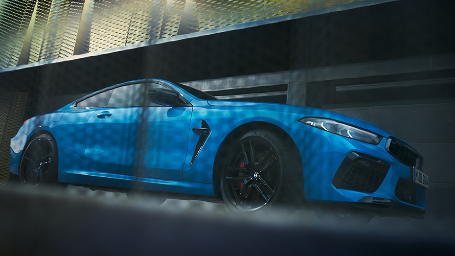 BMW M8 Competition Coupé F92 LCI Facelift 2022 Daytona Beach Blue Uni metallic three-quarter side view low-angle shot