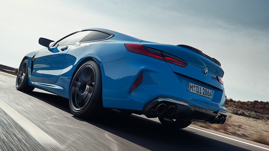 La BMW M8 Compétition Coupé F92 LCI restylage 2022 Daytona Beach Blau Uni vue de trois quarts arrière en conduite