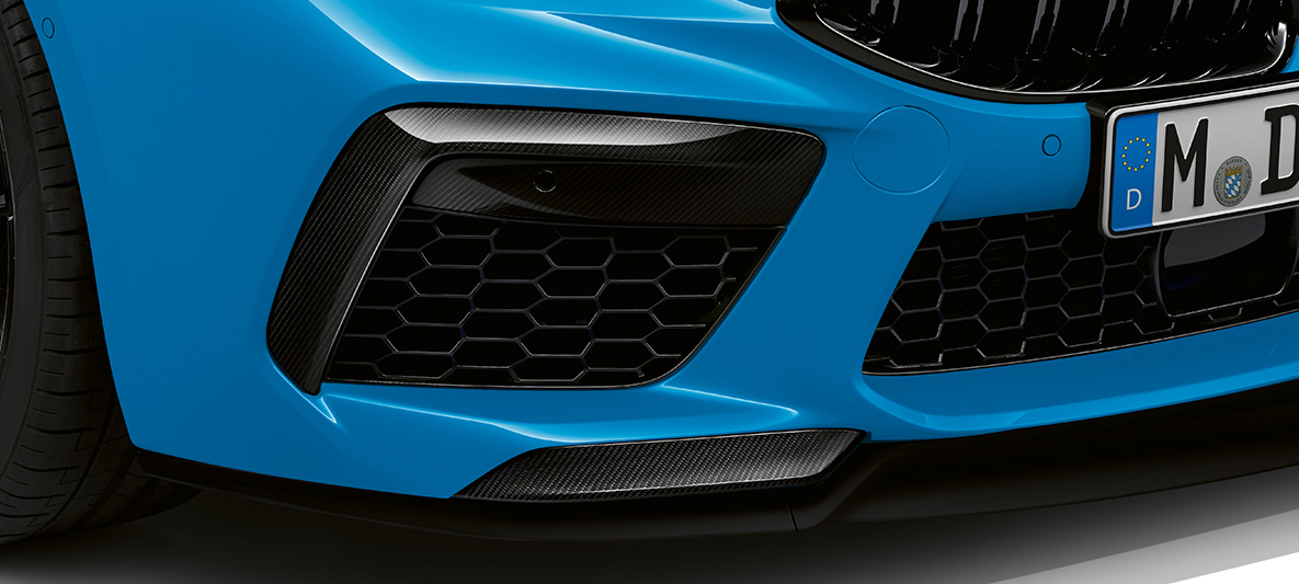 La BMW M8 Competition Coupé F92 LCI restylage 2022 Daytona Beach Blau Uni vue de trois quarts avant inserts en carbone dans les prises d'air latérales