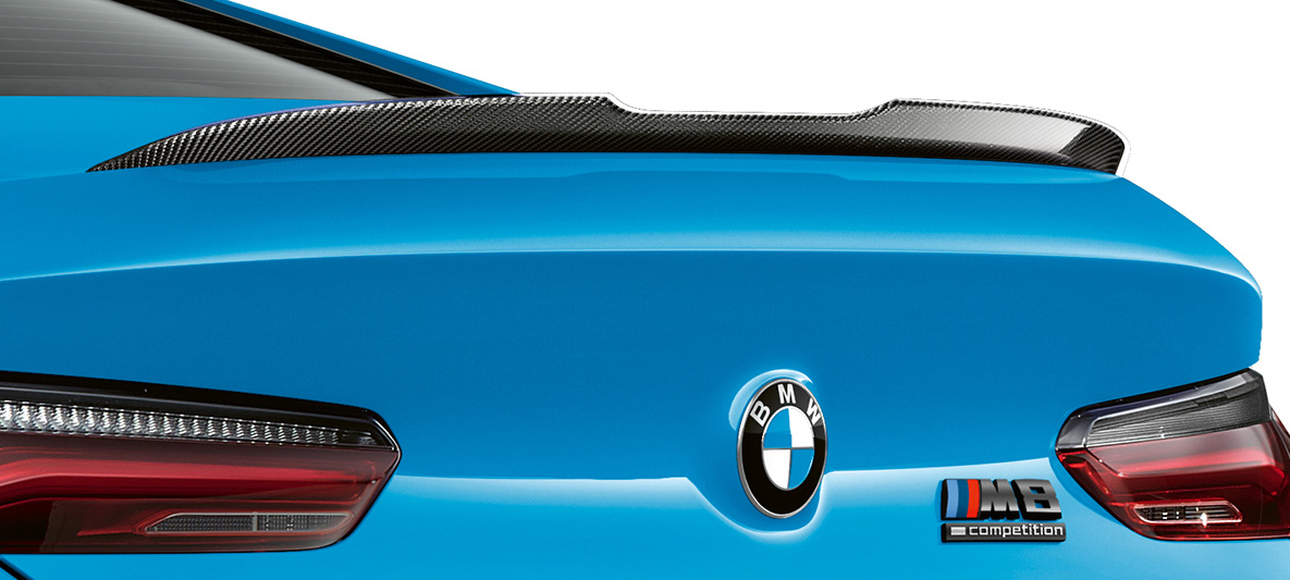 La BMW M8 Competition Coupé F92 LCI restylage 2022 Daytona Beach Blau uni M Carbon pack extérieur M Carbon becquet arrière en carbone vue en gros plan
