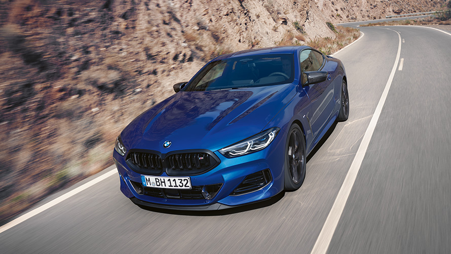 La BMW M850i xDrive Coupé G15 LCI restylage 2022 M Portimao Blau metallic vue de trois quarts avant