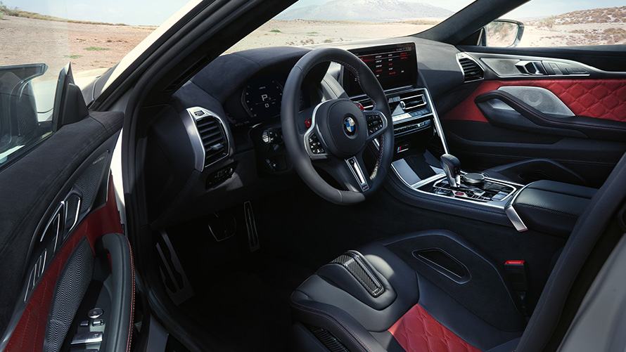 BMW M8 Competition Gran Coupé F93 LCI restylage 2022 vue de l’habitacle avec porte ouverte