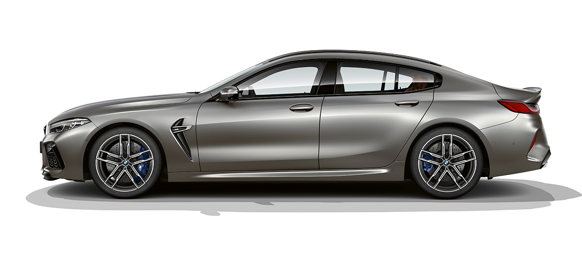BMW M8 Gran Coupé, vue de profil Vue latérale de la BMW M8 Gran Coupé F93 2020 BMW Individual Frozen Dark Silver