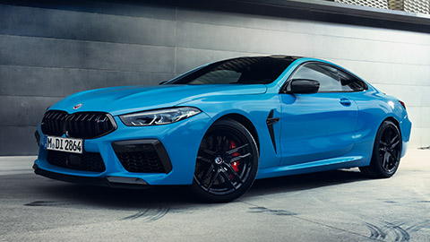 BMW Série 8 Coupé (G15) vue de trois quarts face à l’arrêt