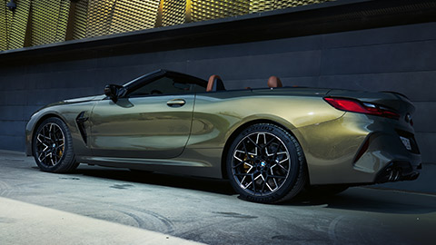 BMW M8 Cabrio (F91) vue de trois quarts de profil à l’arrêt