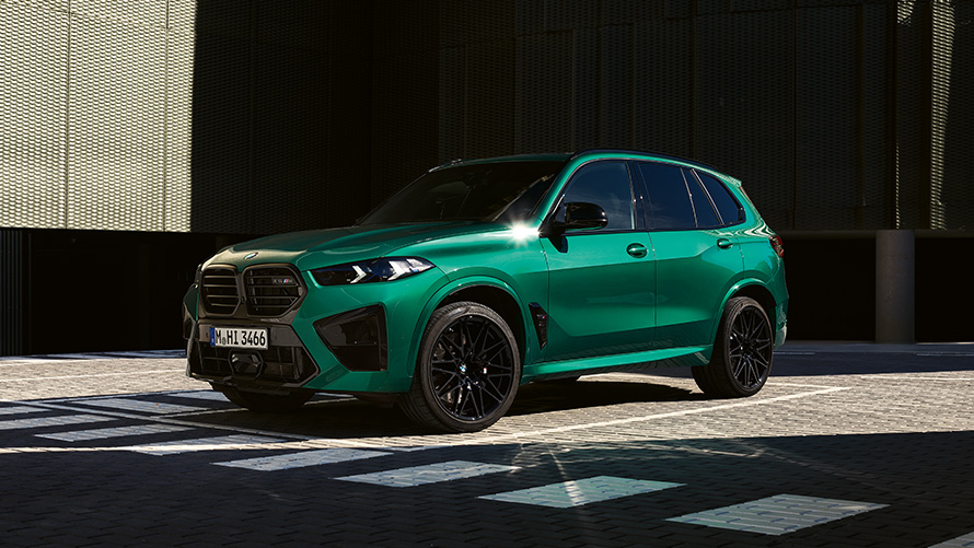 BMW X5 M F95, vue de trois quarts arrière en stationnement Modèles BMW M BMW X5 M F95, vue de trois quarts arrière en stationnement