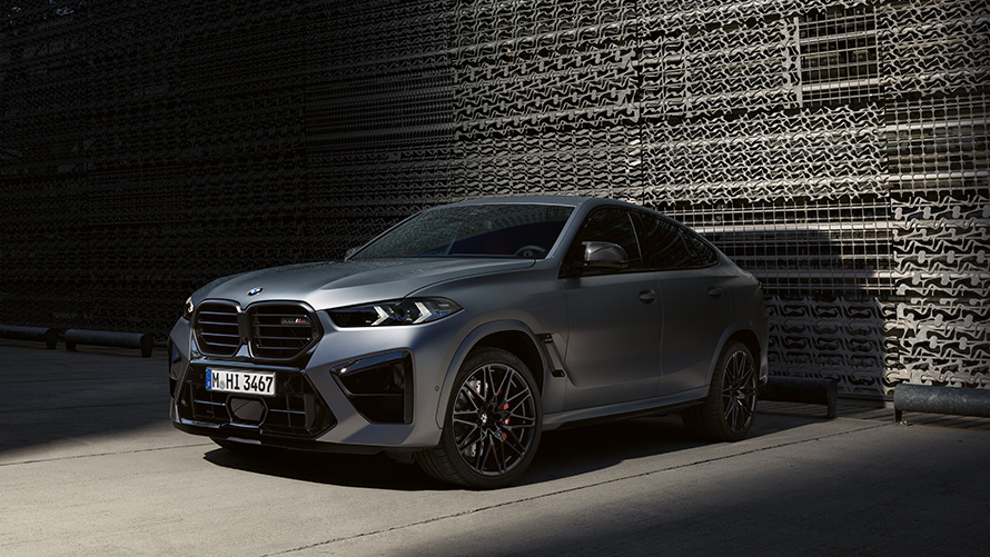 BMW X6 M F96, vue de trois quarts de profil en stationnement Modèles BMW M BMW X6 M F96, vue de trois quarts de profil en stationnement