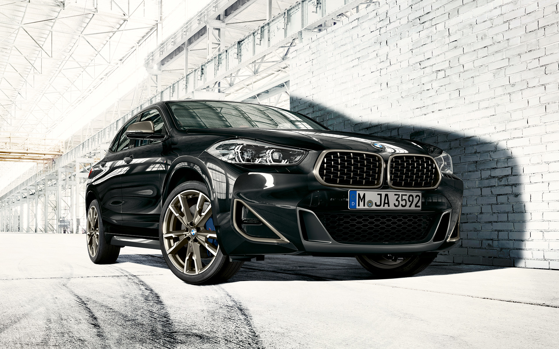 Vue de trois quarts avant des doubles naseaux BMW X2 M35i (F39) en Saphirschwarz metallic, à l'arrêt