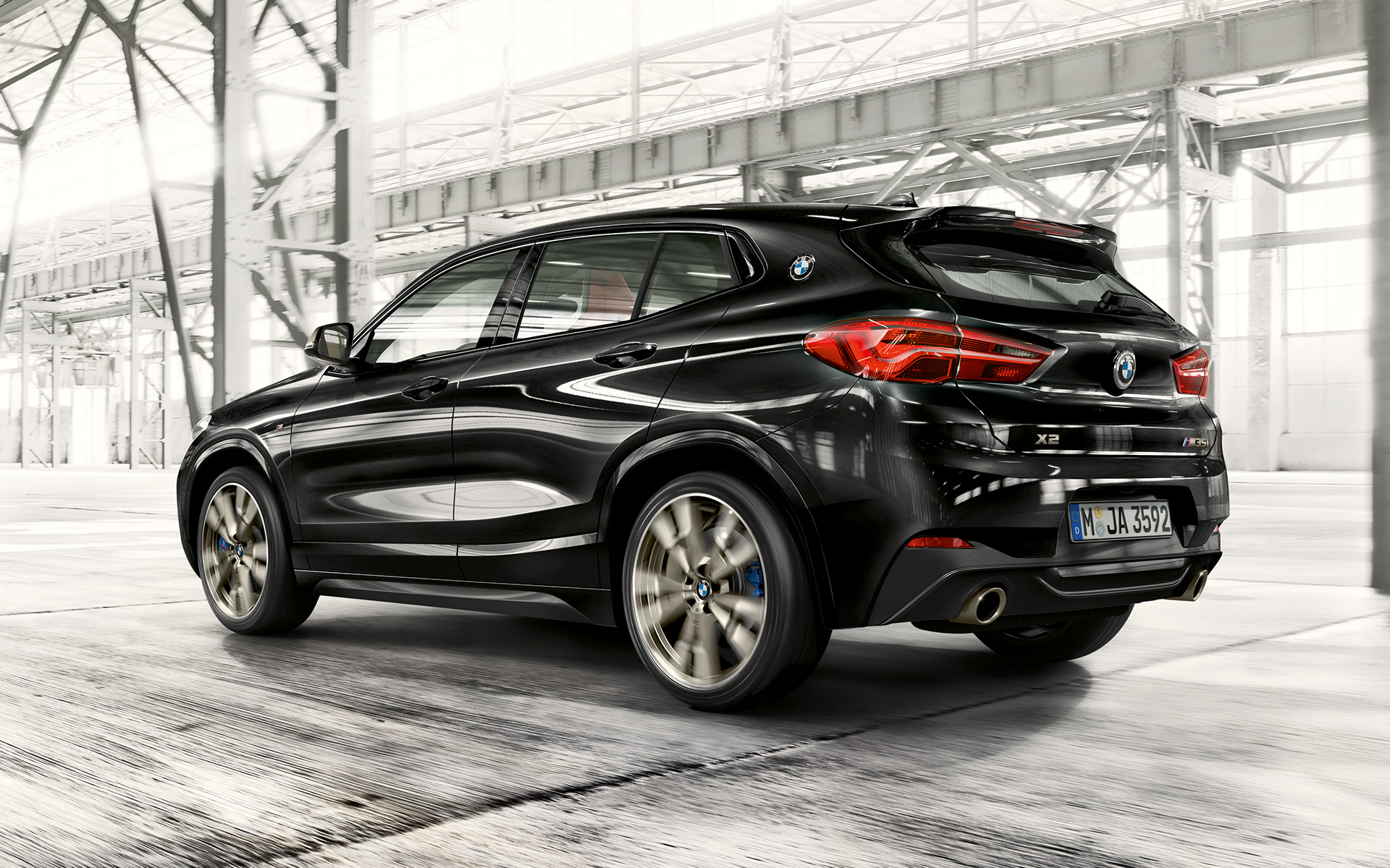 BMW X2 M35i (F39) en Manhatten metallic, vue de trois quarts arrière, en mouvement