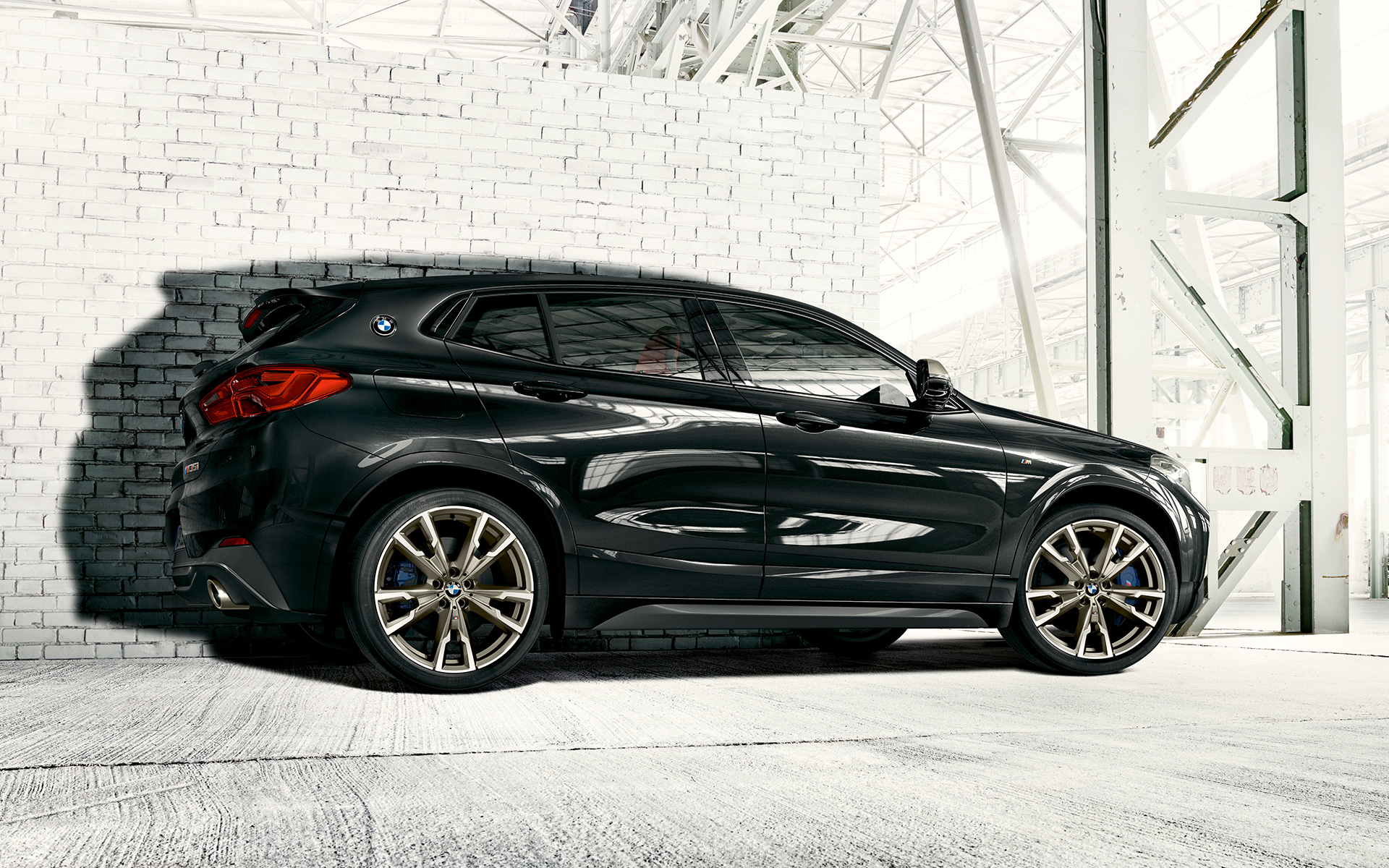 Jantes BMW X2 M35i (F39) en alliage léger Saphirschwarz metallic, vue de profil à l'arrêt