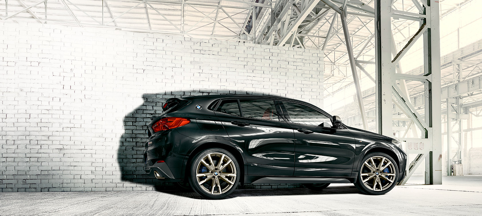 Vue de profil de la BMW X2 M35i (F39) Vue latérale de la BMW X2 M35i (F39) Saphirschwarz metallic