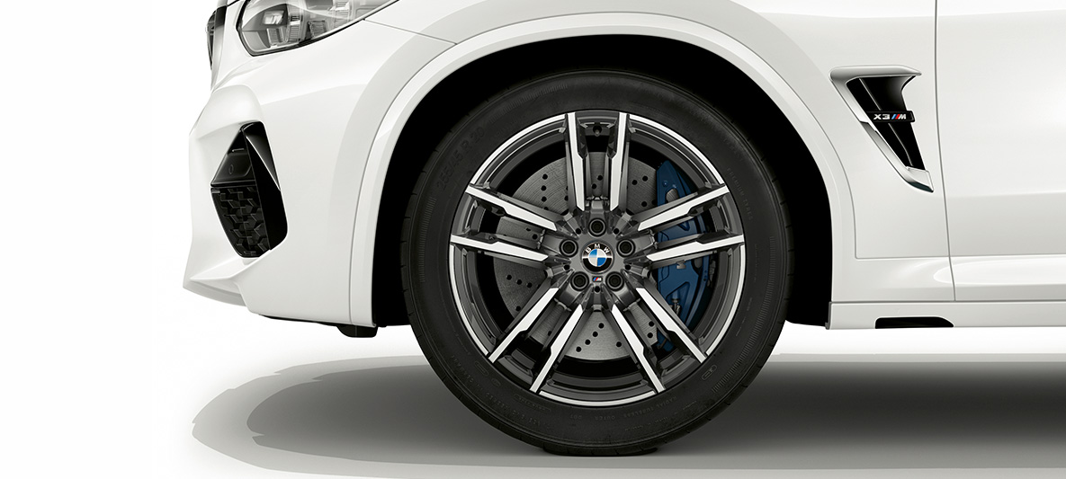 Extérieur de la BMW X3 M en Alpinweiß, jantes BMW M en alliage léger de 20" en Orbitgrau. Extérieur de la BMW X3 M en Alpinweiß, jantes BMW M en alliage léger de 20" en Orbitgrau.