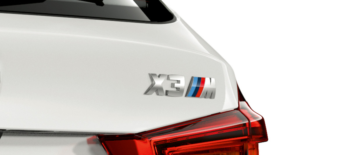 BMW X3 M, insigne du modèle. Extérieur de la BMW X3 M en Alpinweiß, poupe avec insigne du modèle.
