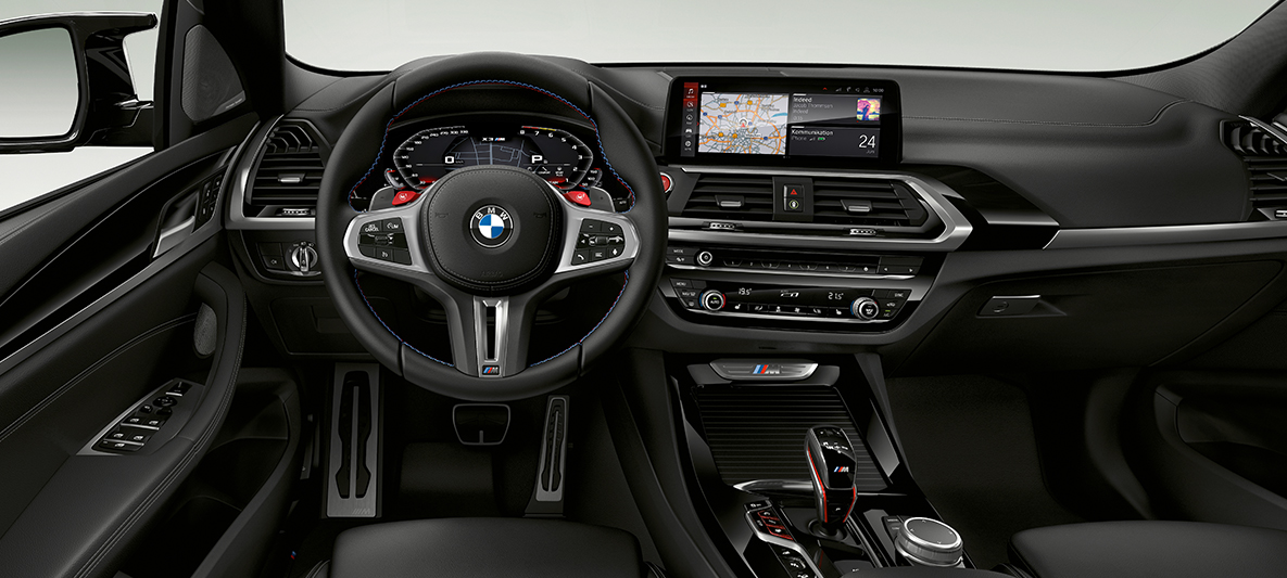 BMW X3 M Competition, volant M en cuir. Intérieur de la BMW X3 M, habitacle, volant M en cuir avec surpiqûres contrastées M spécifiques.