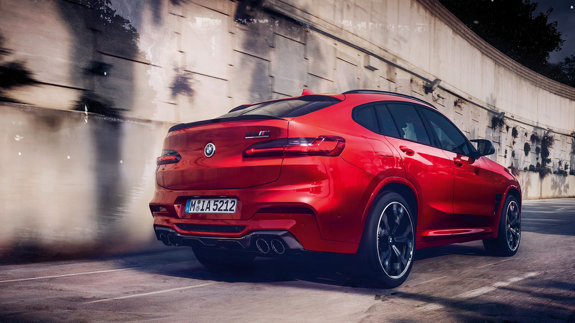 BMW X4 M Competition, coques des rétroviseurs en carbone. Extérieur de la BMW X4 M Competition en Toronto Rot metallic, pack extérieur M Carbon, coques des rétroviseurs en carbone.