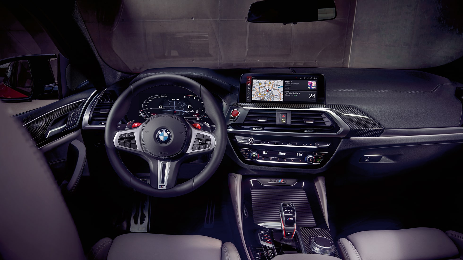 BMW X4 M Competition, habitacle exclusif. Intérieur de la BMW X4 M Competition, habitacle exclusif avec sièges M sport et volant M en cuir.