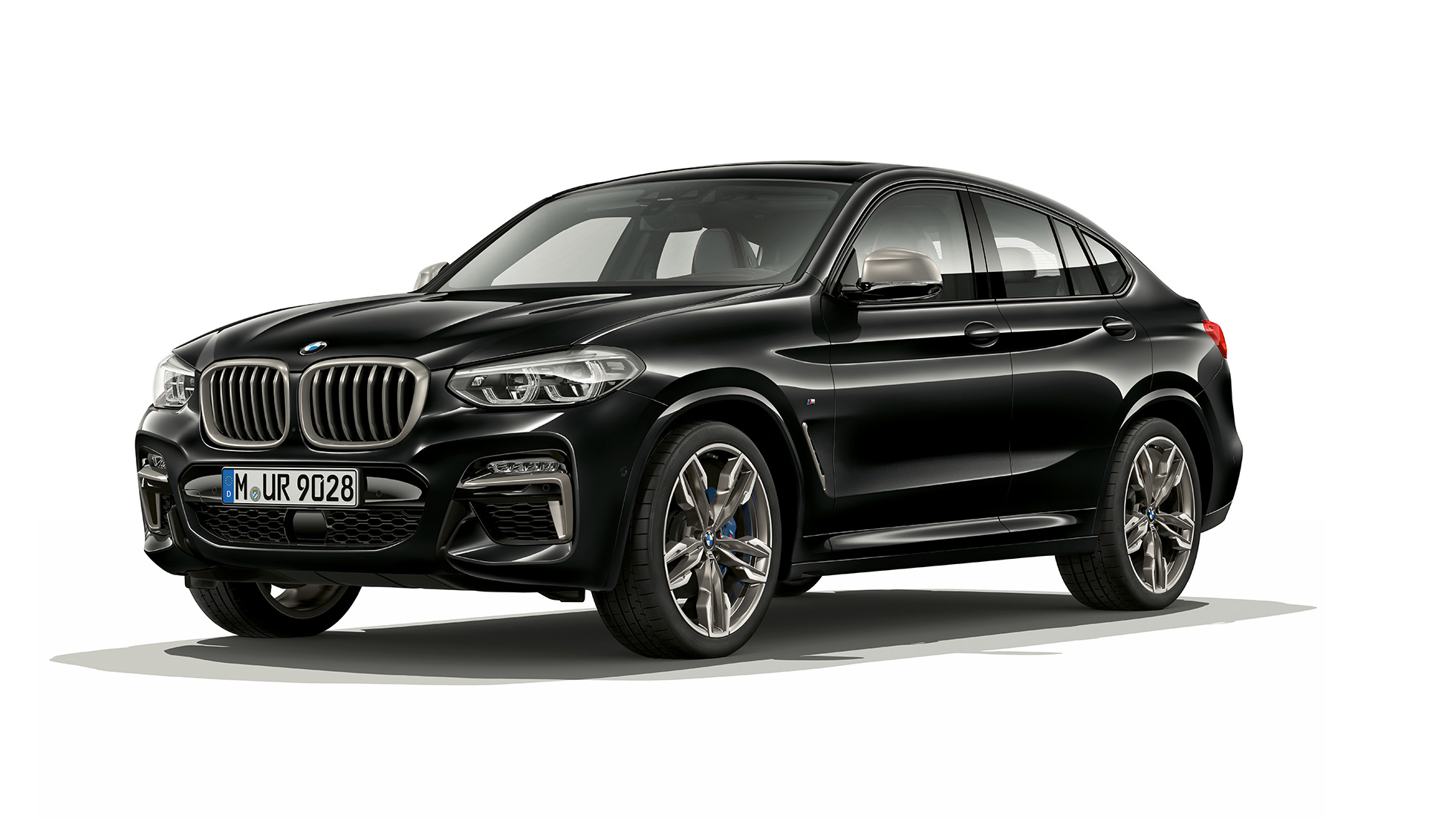 BMW X4 M40i et BMW X4 M40d, vue de trois quarts avant. Extérieur des BMW X4 M40i et BMW X4 M40d en Saphierschwarz metallic, vue de trois quarts avant droite.