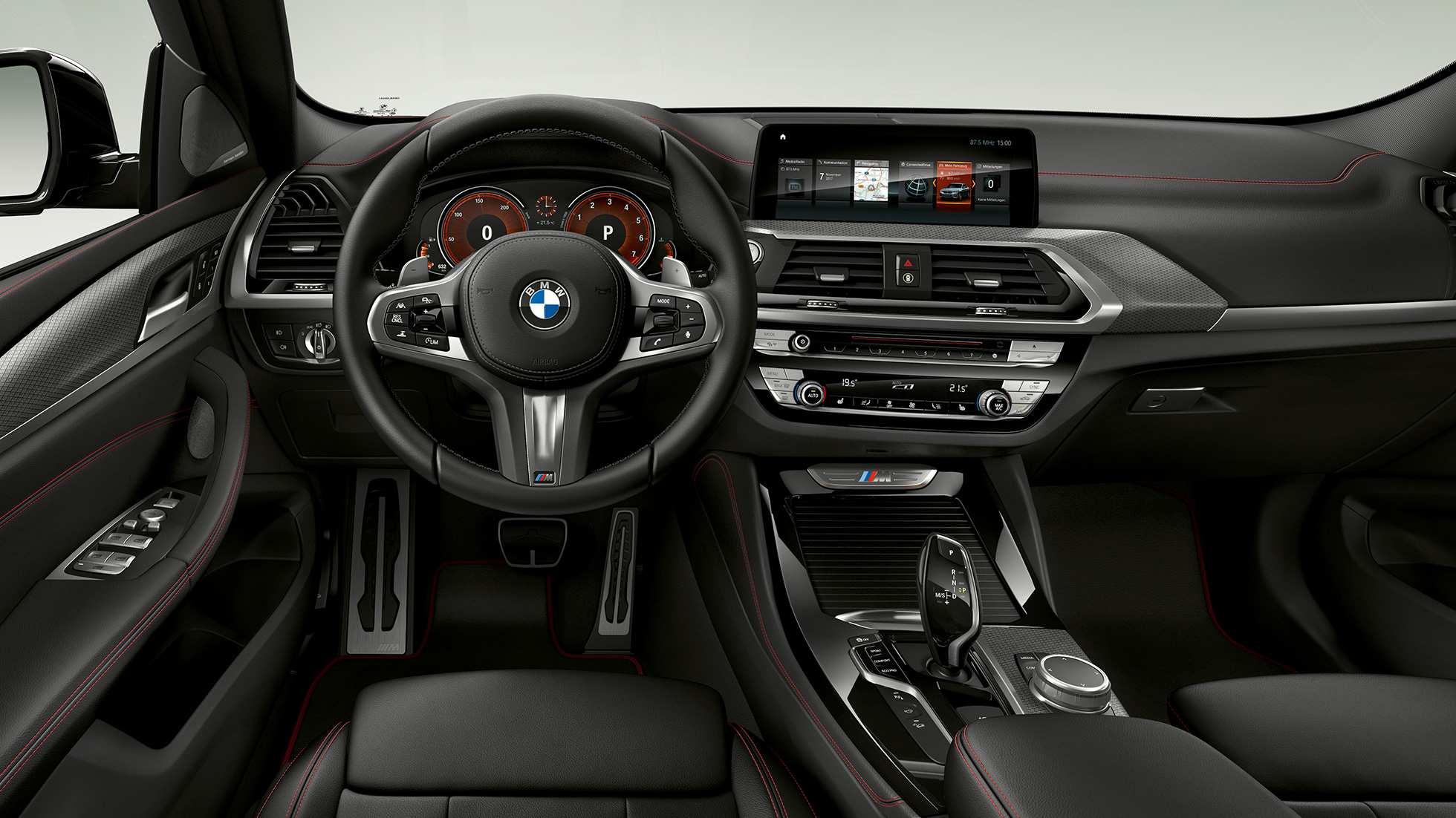 BMW X4 M40i et BMW X4 M40d, habitacle. Intérieur des BMW X4 M40i et BMW X4 M40d, habitacle avec volant M en cuir et sièges M sport.