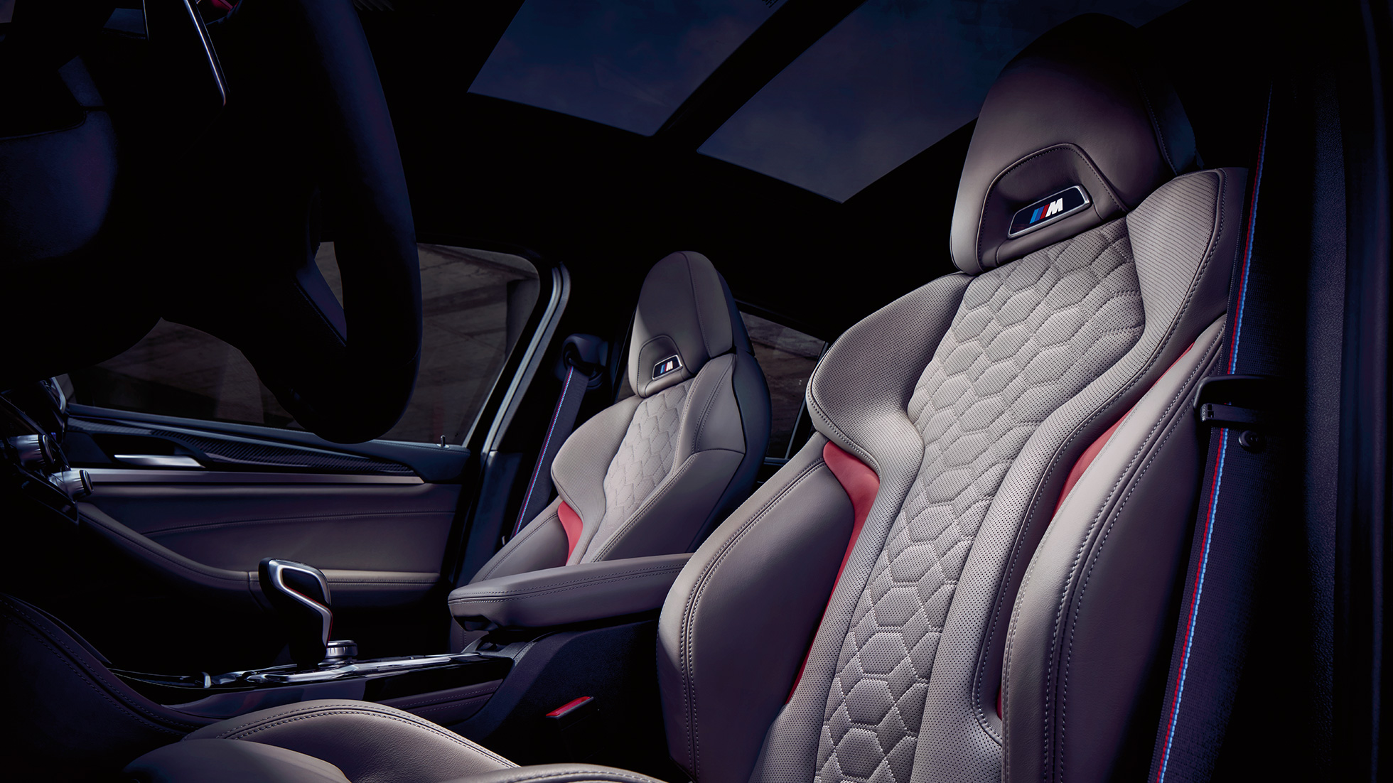 BMW X4 M Competition, sièges M sport. Intérieur de la BMW X4 M Competition, sièges M sport en cuir Merino Adelaide Grau.