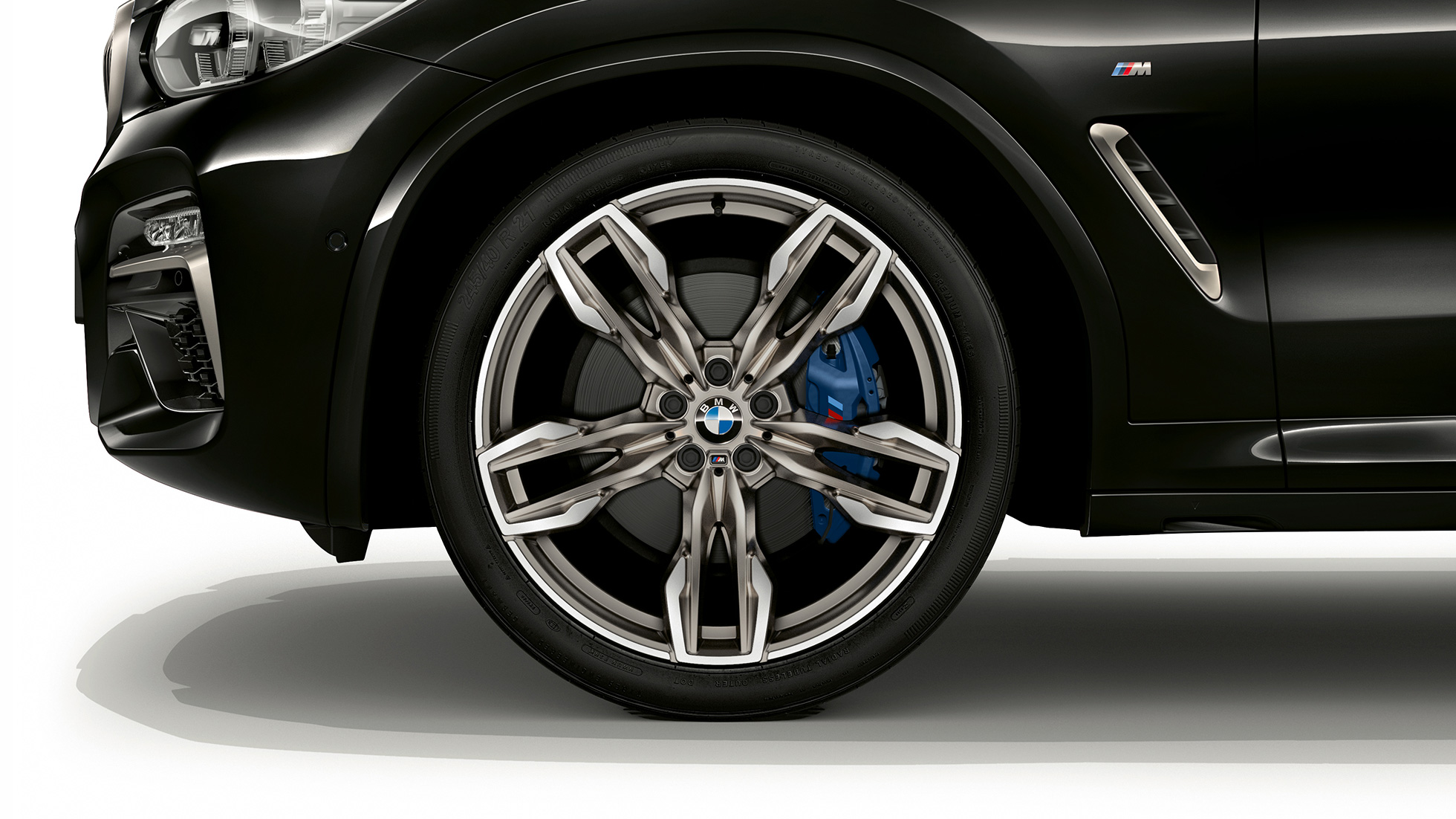 BMW X4 M40i et BMW X4 M40d, jantes BMW M en alliage léger de 21". Extérieur des BMW X4 M40i et BMW X4 M40d en Saphierschwarz metallic, vue de profil avec jantes BMW M en alliage léger de 21" à doubles rayons.