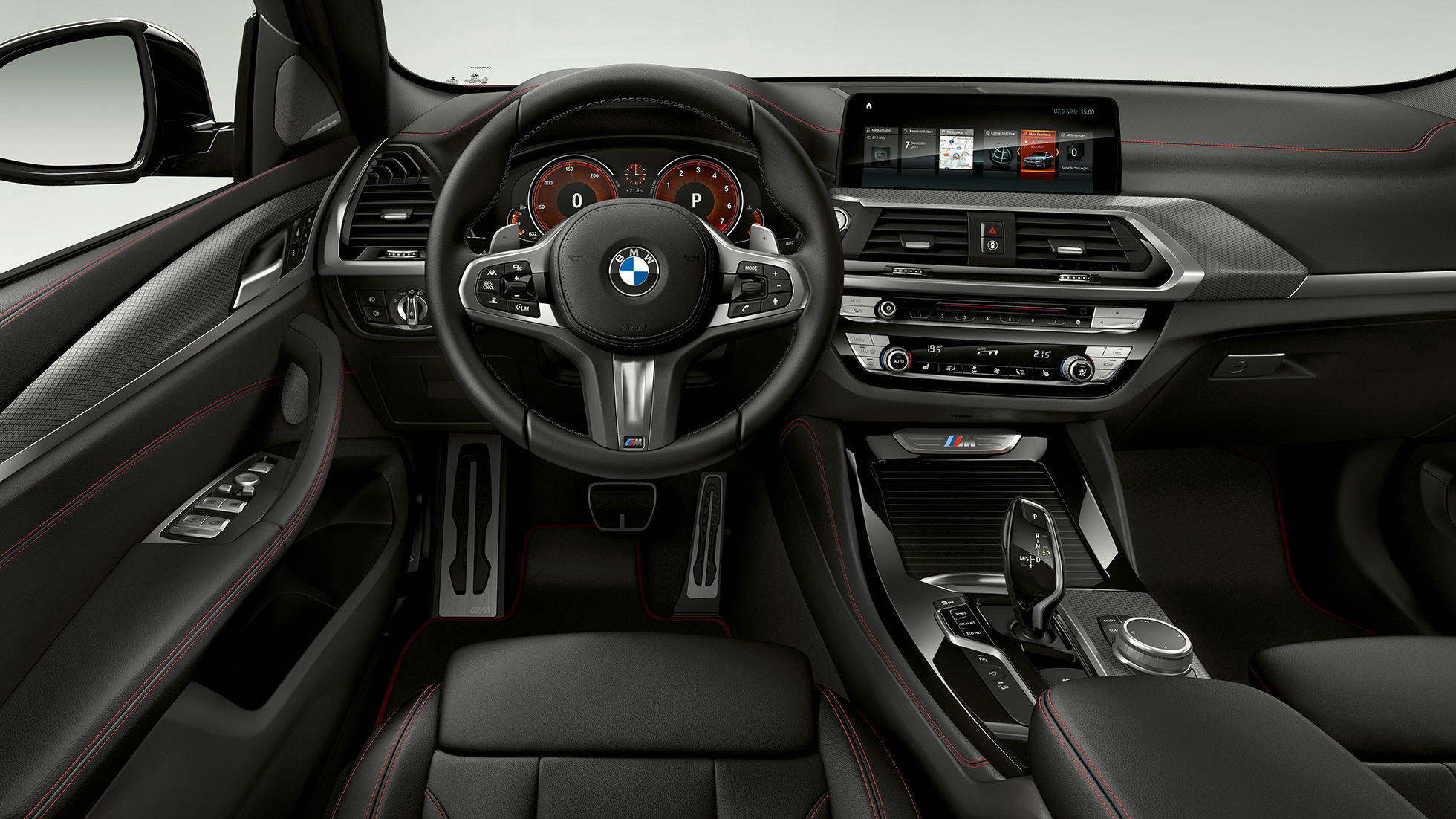 BMW X4 M40i et BMW X4 M40d, habitacle. Intérieur des BMW X4 M40i et BMW X4 M40d, habitacle avec sièges sport et volant M en cuir.