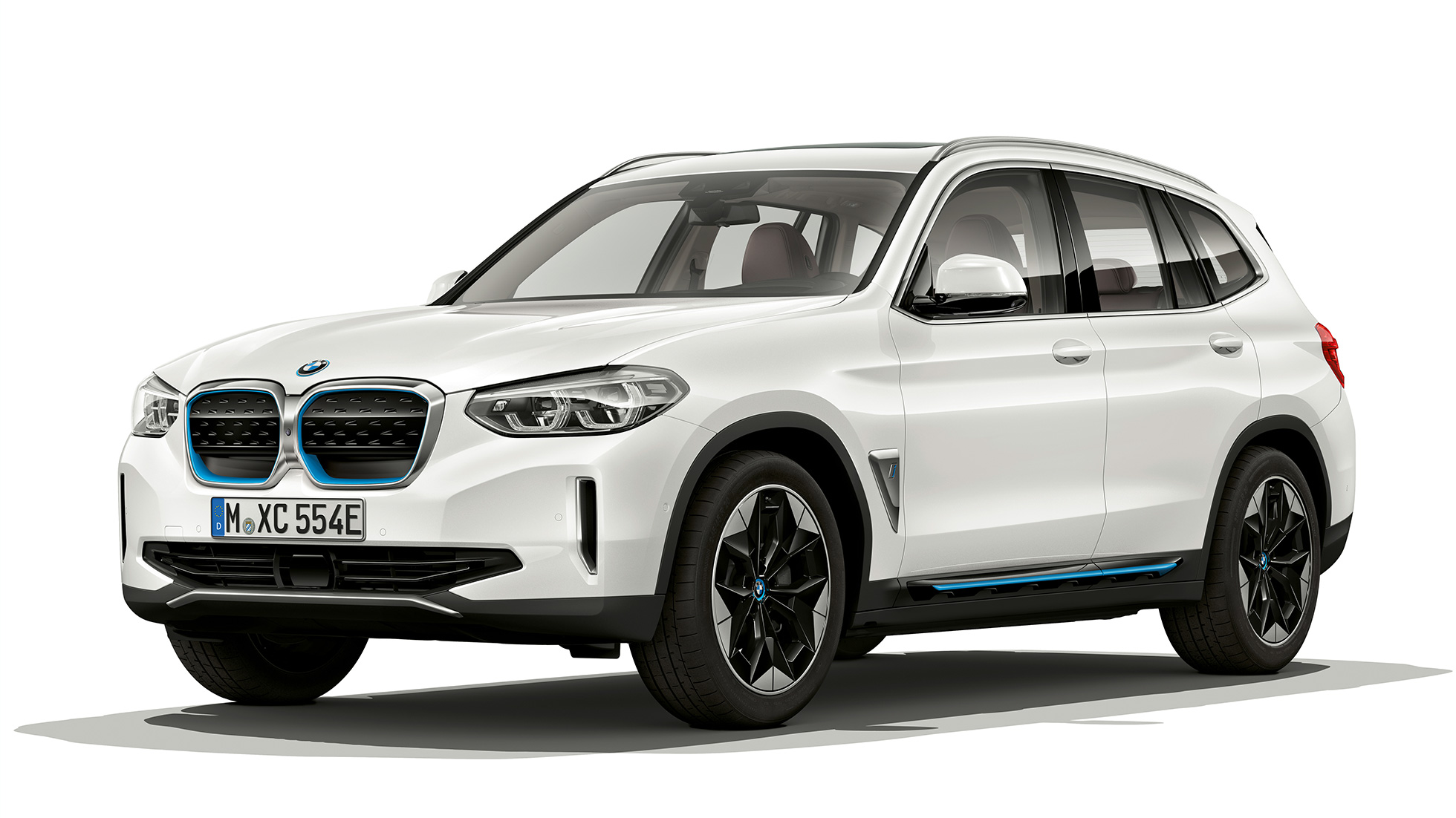 BMW iX3 G08, modèle "Luxury Line", vue de trois quarts avant BMW iX3 G08 2020, modèle "Luxury Line" en Mineralweiß metallic, vue de trois quarts avant