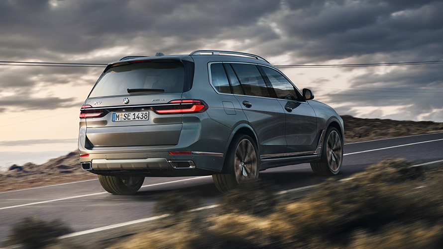 BMW X7 G07 de première génération, vue de trois quarts arrière en mouvement sur la route Modèles BMW X BMW X7 G07 de première génération, vue de trois quarts arrière en mouvement sur la route