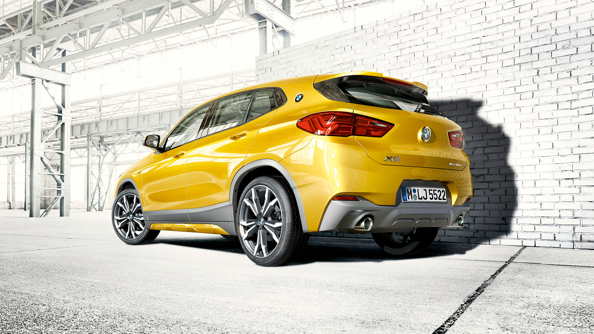 Vue arrière de la BMW X2 F39 Vue arrière de la BMW X2 2018 F39 Galvanic Gold metallic