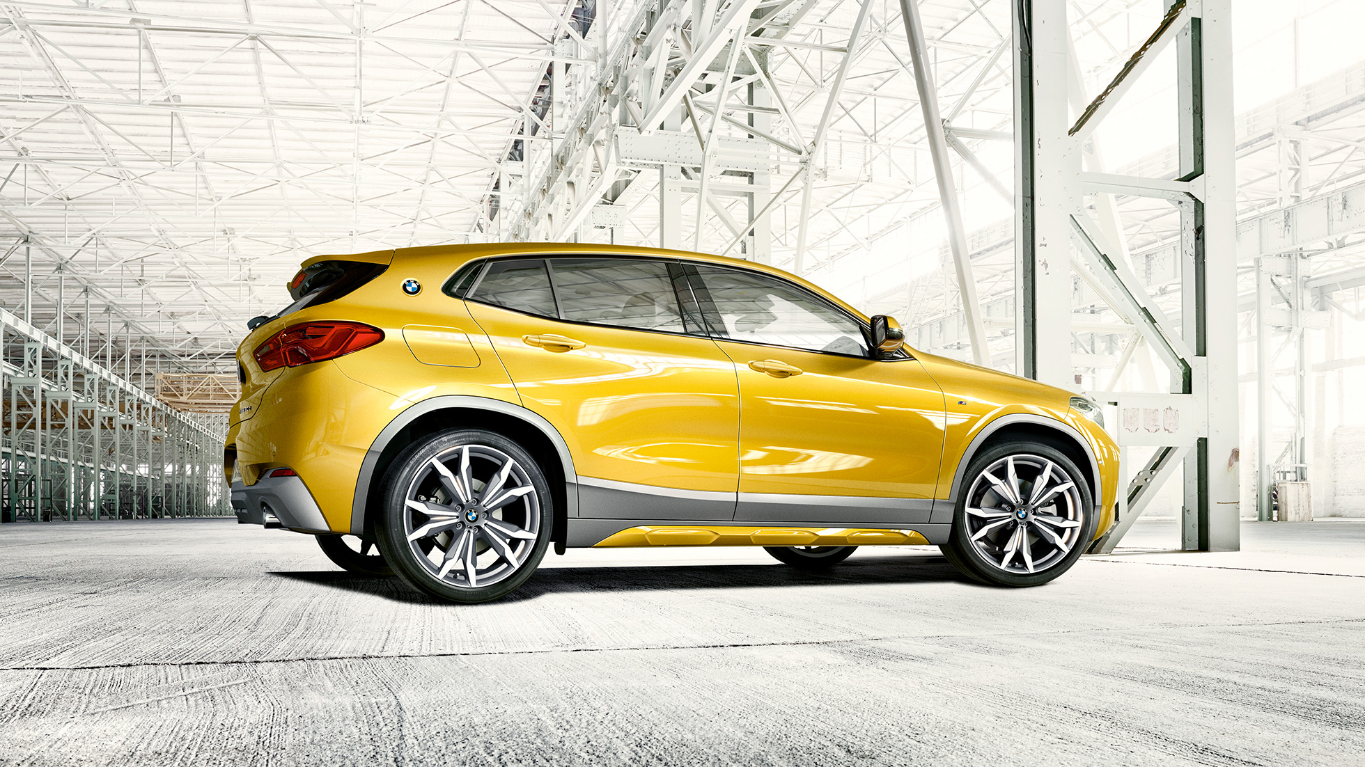 Vue de profil de la BMW X2 F39 Vue de profil de la BMW X2 2018 F39 Galvanic Gold metallic