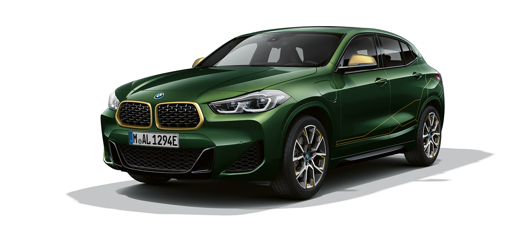 Vue de trois quarts avant de la BMW X2 F39 Sanremo Green metallic