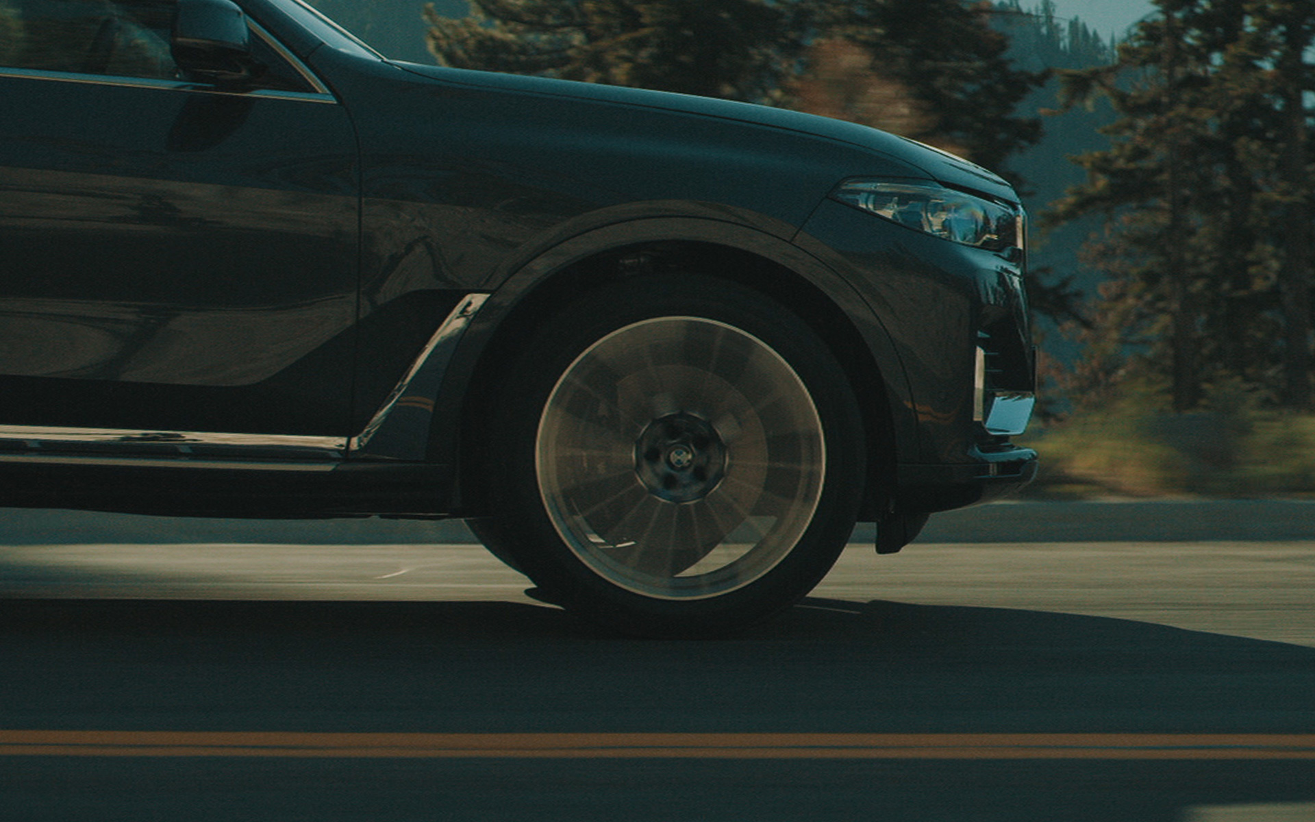 BMW X7 avec suspension pneumatique adaptative sur les 2 essieux G07 2019 vue en gros plan de profil de l’avant BMW X7 avec suspension pneumatique adaptative sur les 2 essieux G07 2019 vue en gros plan de profil de l’avant