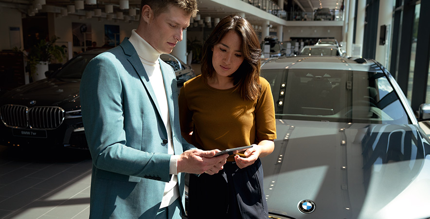 Un collaborateur BMW conseille une cliente.