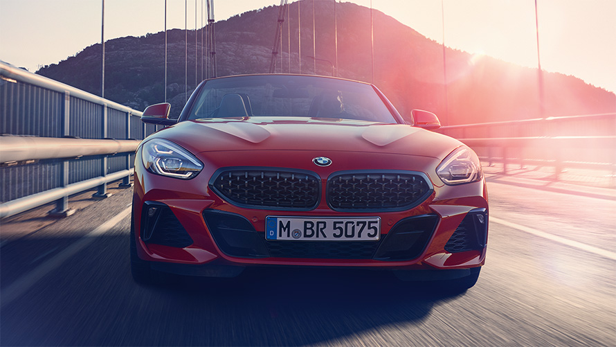 Vue avant de la BMW Z4 Roadster (G29) sur un pont