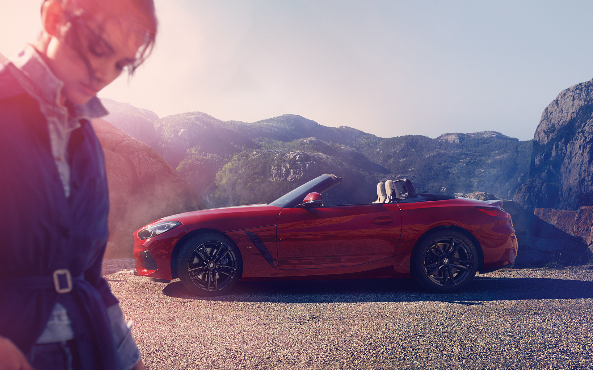 La BMW Z4 Roadster (G29) devant un paysage de montagnes Modèle devant la BMW Z4 Roadster (G29) devant un paysage de montagnes