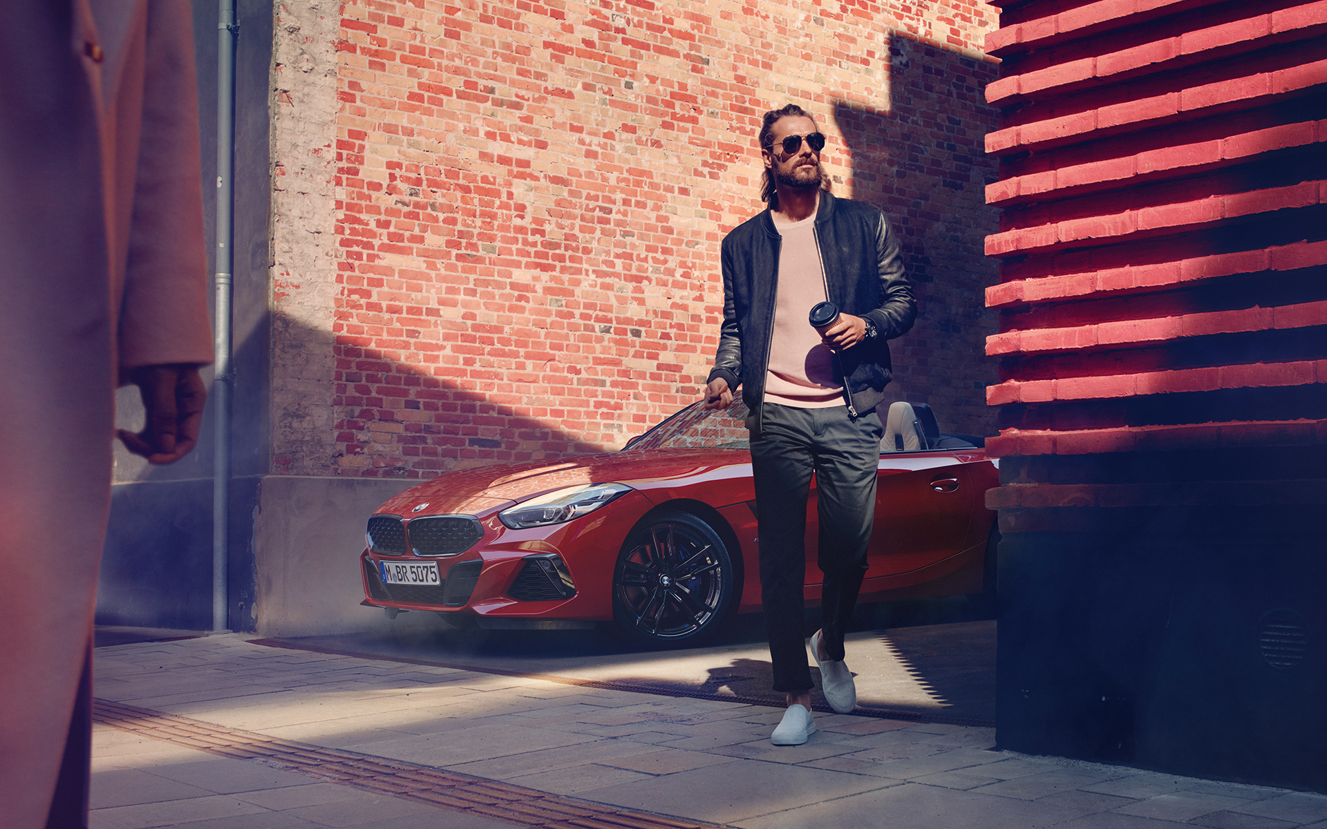La BMW Z4 Roadster (G29) dans une rue latérale Homme dans une rue latérale devant la BMW Z4 Roadster (G29)