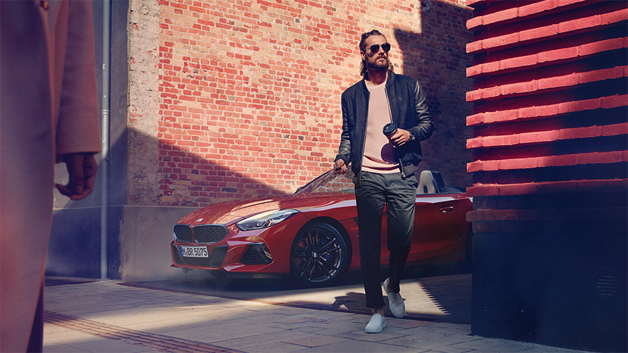 Homme dans une rue latérale devant la BMW Z4 Roadster (G29)