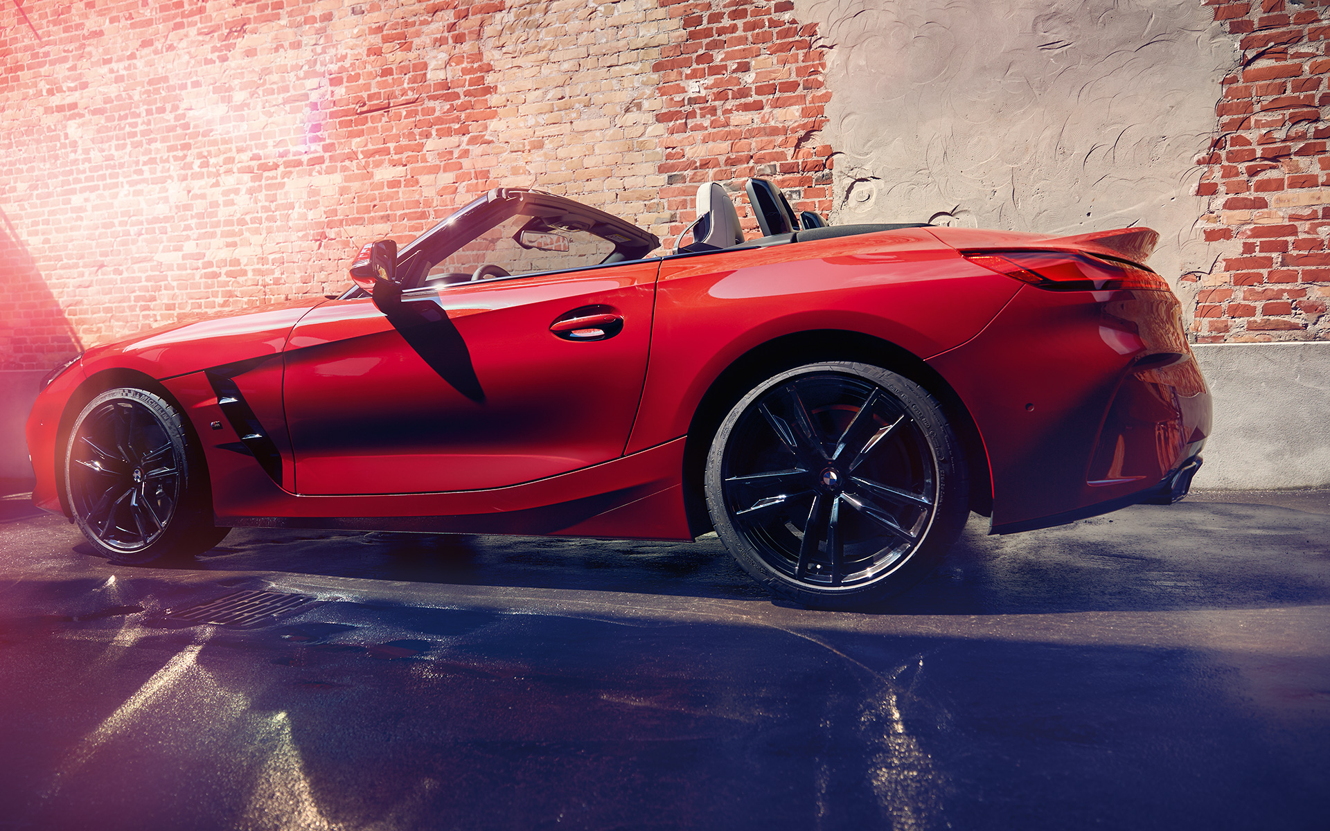 Vue de profil de la BMW Z4 Roadster (G29) Vue de profil de la BMW Z4 Roadster (G29) devant un mur de briques