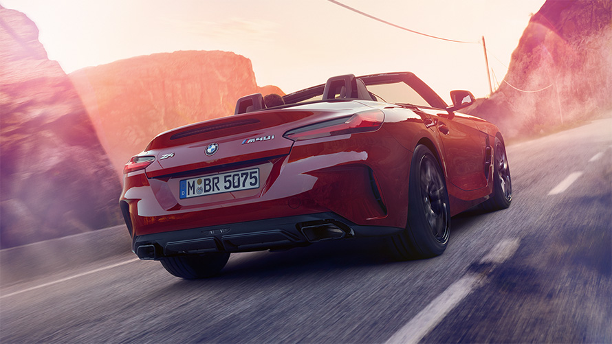 Vue arrière de la BMW Z4 Roadster (G29) sur une route de campagne