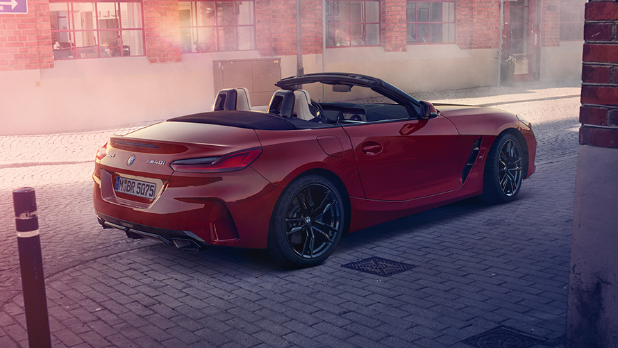 La BMW Z4 Roadster (G29), vue de profil sur la route La BMW Z4 Roadster (G29), vue de profil sur la route