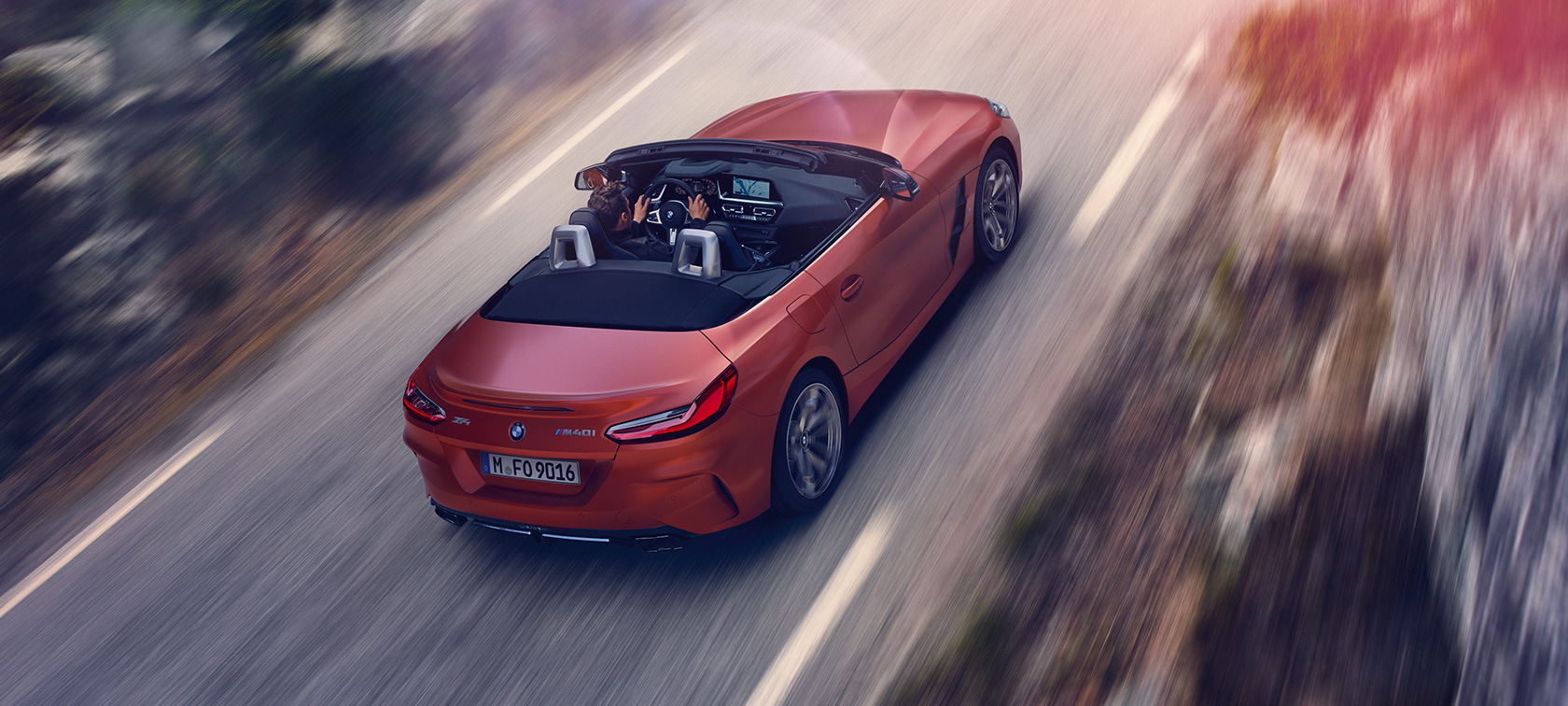 Vue en plongée de la BMW Z4 Roadster (G29) vue de trois quarts arrière en mouvement Vue en plongée de la BMW Z4 Roadster (G29) vue de trois quarts arrière en mouvement