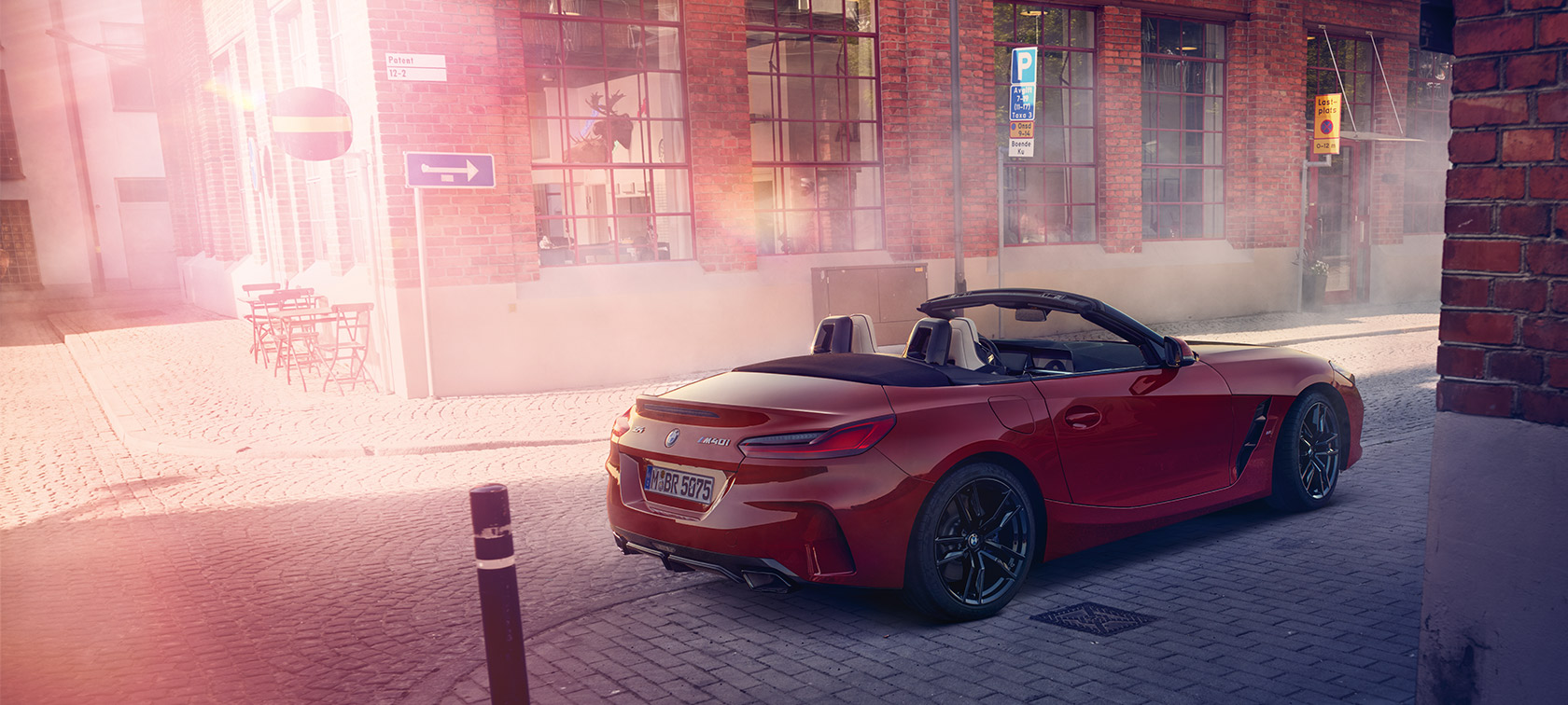 BMW Z4 M40i Roadster G29 avec capote ouverte BMW Z4 M40i Roadster G29 vue de trois quarts arrière avec capote ouverte