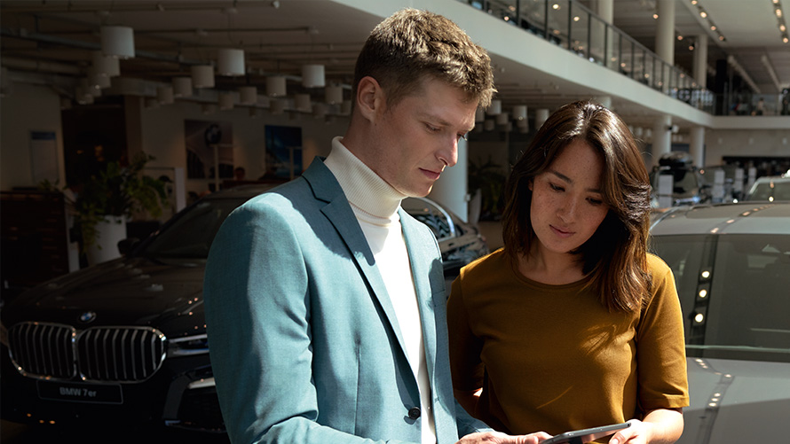 Le collaborateur de BMW conseille une cliente